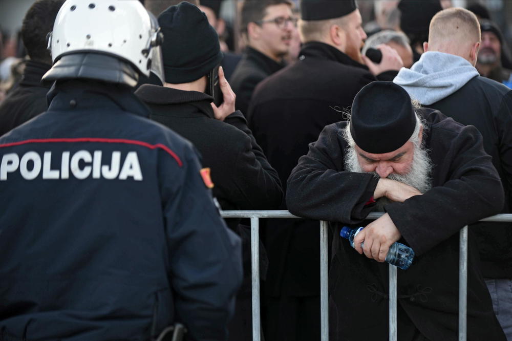 POČEO ŽESTOK OBRAČUN SA SPC U CRNOJ GORI: Policija zabranila litiju na Cetinju!