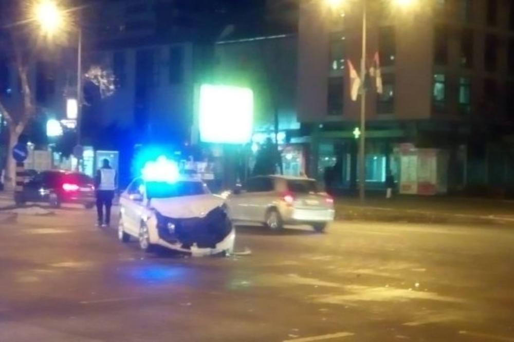 DRAMA U NOVOM SADU ZBOG POTERE ZA UBICOM: Policijski automobil se sudario sa puntom, dve osobe povređene