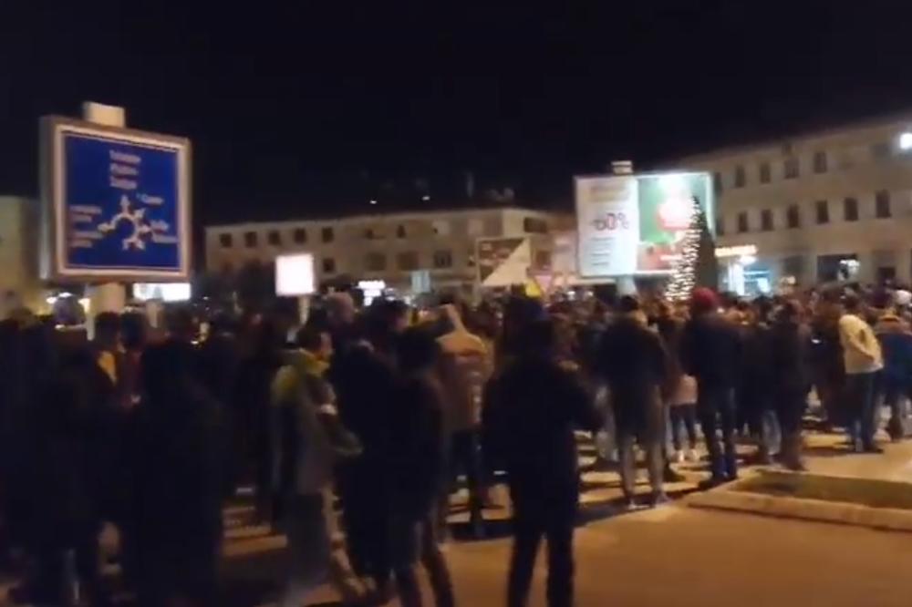 USPELI! PROBIJENE POLICIJSKE BLOKADE U NIKŠIĆU! Hiljadu demonstranata maršira prema tunelu Budoš! (VIDEO)