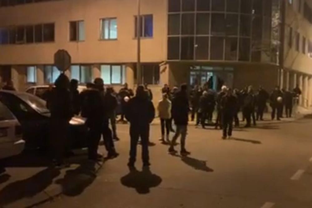 PODRŠKA UHAPŠENIM POSLANICIMA DF: Građani Podgorice se okupili ispred zgrade policije! (VIDEO)