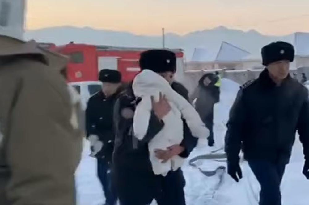 POTRESAN SNIMAK IZ KAZAHSTANA: Iz olupine aviona spasioci izvukli bebu! (VIDEO)