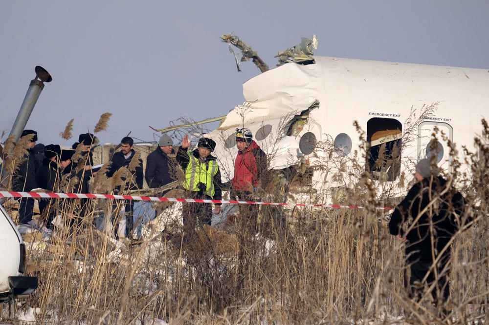 GREŠKA PILOTA ILI TEHNIČKI PROBLEM: Istražuje se uzrok pada aviona u Kazahstanu! Broje se mrtvi i povređeni! (VIDEO)