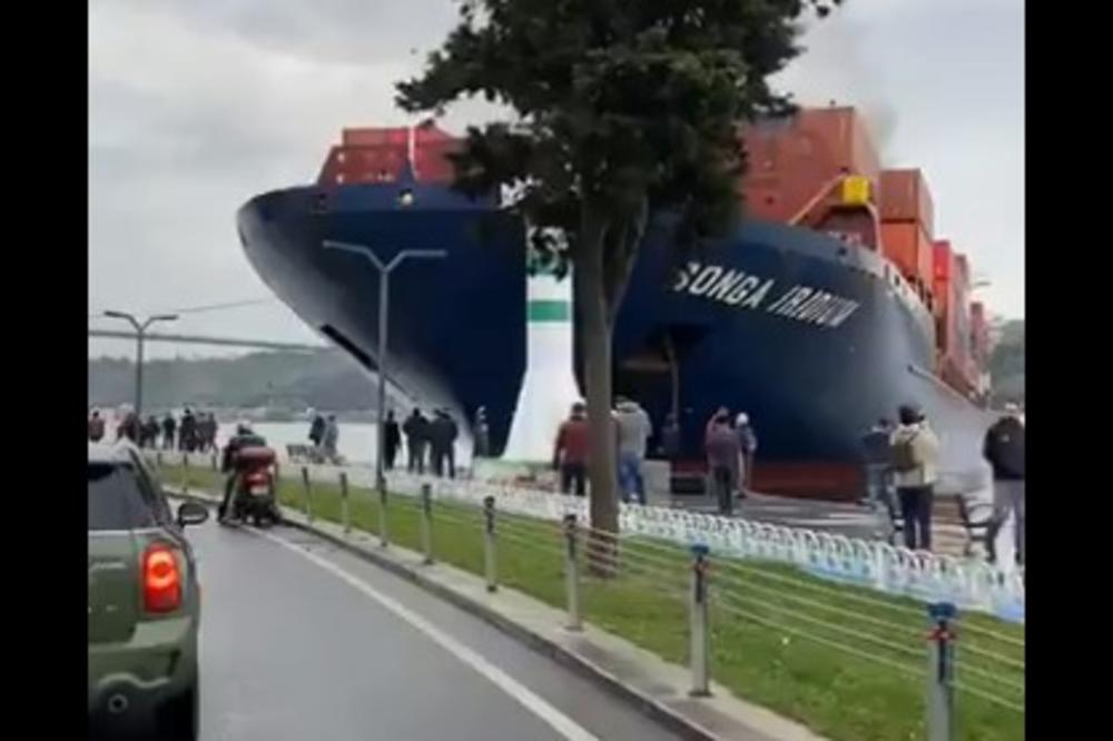 DRAMA U ISTANBULU, ZATVOREN BOSFOR: Teretni brod udario u obalu i nasukao se! (VIDEO)