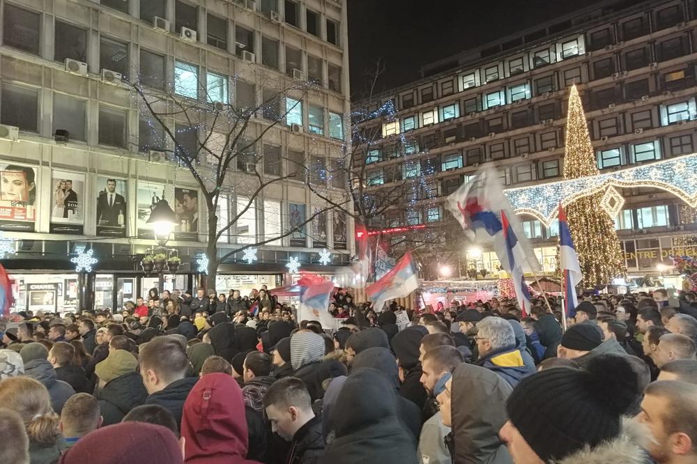 STUDENTI BLOKIRALI KNEZ MIHAILOVU: Ispred ambasade CG skandiraju Milo, Šiptare, ne damo svetinje...