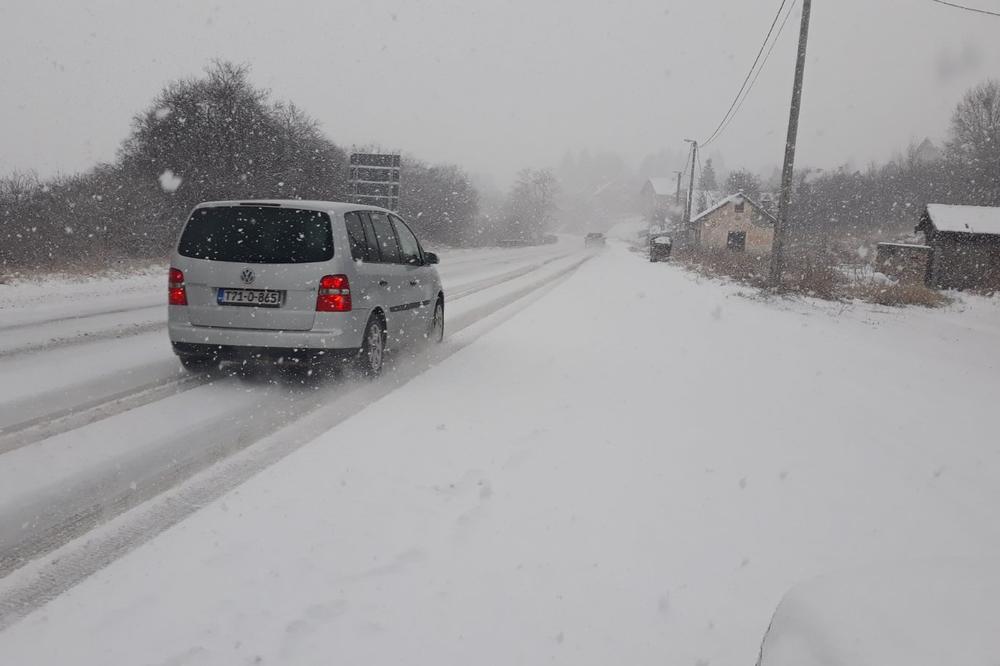VOZAČI, PRILAGODITE BRZINU: Oprez u vožnji zbog snega i mokrih kolovoza