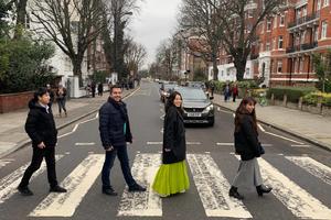 KURIR STOPAMA BITLSA: Čuveni pešački prelaz i posle 50 godina prava je atrakcija Londona! (KURIR TV)