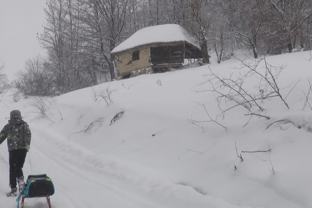 MEĆAVA U IVANJICI NE JENJAVA, PUTEVI OKOVANI: Sve mašine na terenu, vetar raznosi sneg koji nemilosrdno pada (FOTO)