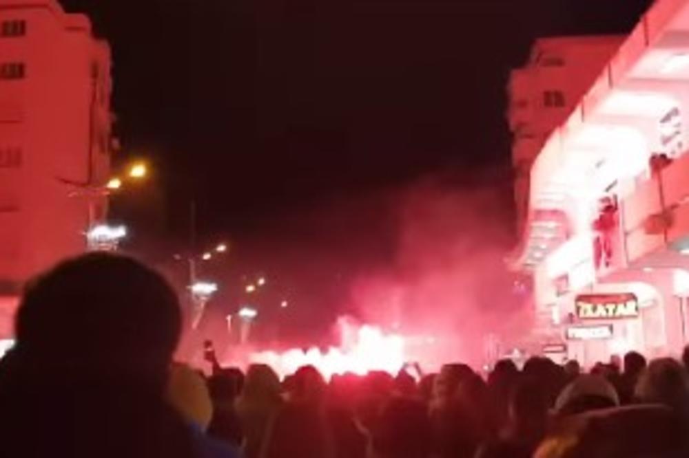 PROTESTI U CRNOJ GORI NE PRESTAJU: Digao se Bar, a u Budvi kolonu predvodio predsednik opštine! (VIDEO)