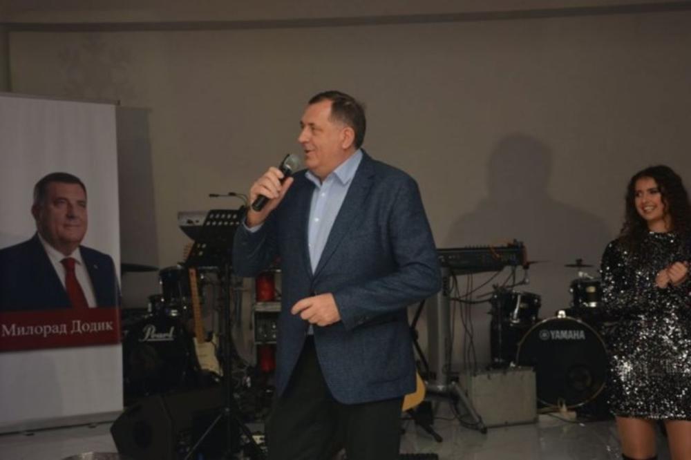 HARI MATA HARI PEVAO ZA NOVU GODINU SNSD: Kad je Dodik uzeo mikrofon, Sarajlija se preznojio! NIJE MU BILO DOBRO (FOTO)