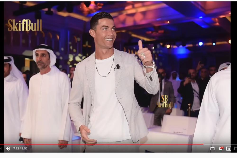 PARE NE KUPUJU STIL! Ronaldo "izdominirao" u Dubaiju: Roleks i ženski nakit na istoj ruci! (VIDEO)