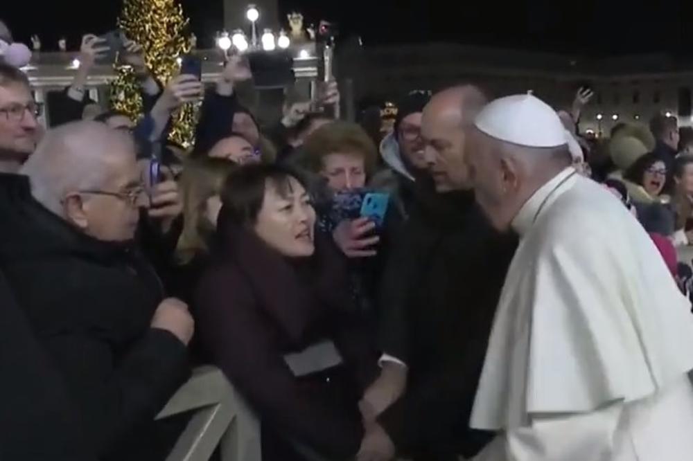 PAPA POBESNEO: Žena ga povukla za ruku, ali se poglavaru Vatikana to nikako nije svidelo (VIDEO)