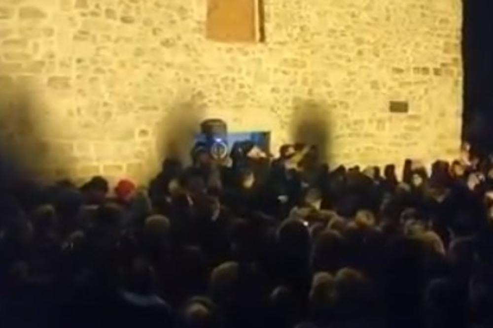 MUSLIMANI I KATOLICI STALI U ODBRANU SRPSKIH SVETINJA: Širom Crne Gore održani protesti zbog sramnog zakona (VIDEO)