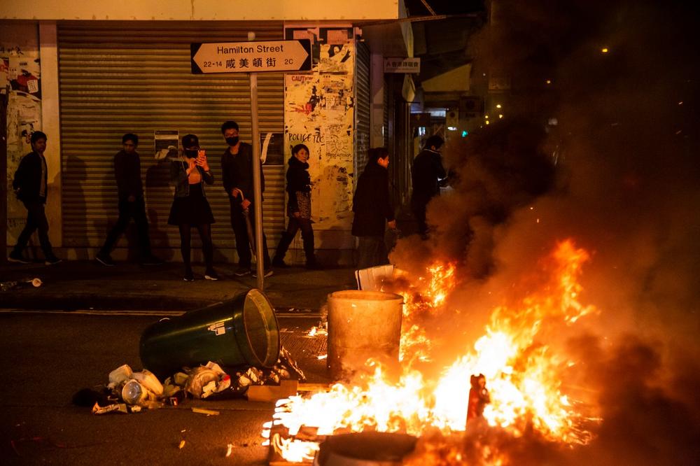 DRAMATIČNA NOVOGODIŠNJA NOĆ U HONGKONGU: Policija upotrebila suzavac i vodene topove protiv demonstranata!