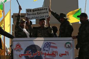 SUZAVCEM RASTERUJU DEMONSTRANTE: Ne prestaju neredi pred američkom ambasadom u Bagdadu (VIDEO)