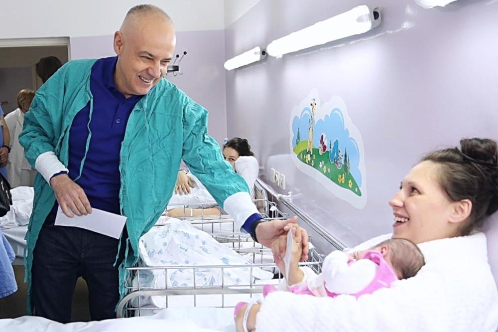 BEOGRAD NASTAVLJA DA VODI RAČUNA O DECI: Gradonačelnik Radojičić uručio po 300.000 dinara za prve bebe rođene u 2020.