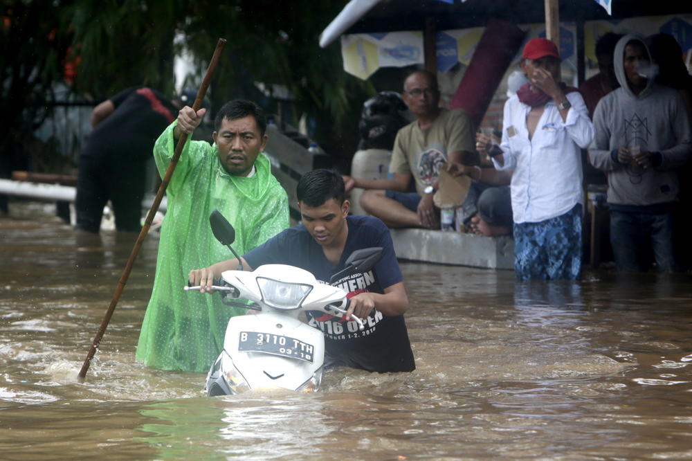TRAGEDIJA! RASTE BROJ ŽRTAVA U INDONEZIJI: U poplavama stradalo 30 ljudi, pod vodom 182 naselja, 19.000 ljudi evakuisano