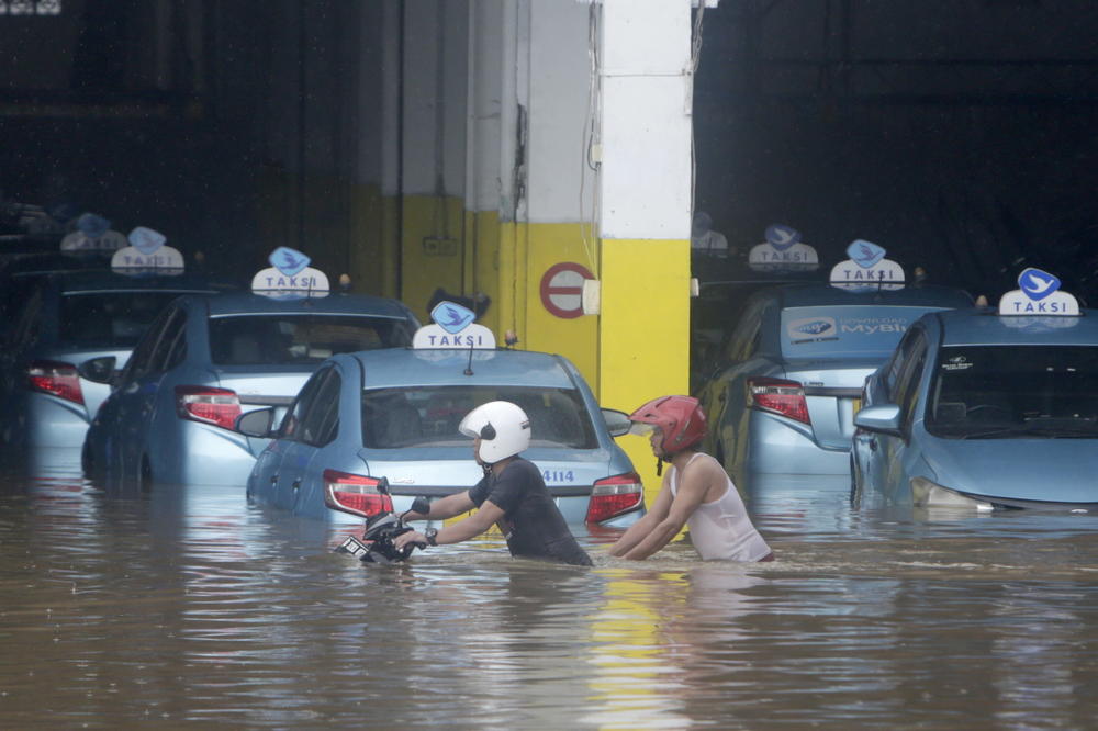 RASTE BROJ POGINULIH U POPLAVAMA U INDONEZIJI: Katastrofa odnela 53 života! Kiše i reke potopile 182 naselja u Džakarti!