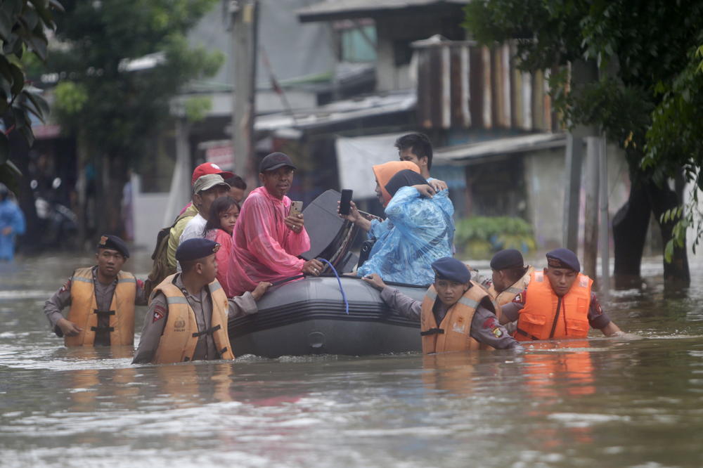POPLAVE U INDONEZIJI ODNELE 21 ŽIVOT: U Džakarti zavladao haos, upozorenje na obilnije padavine narednih dana! (VIDEO)