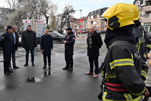 VATROGASCI IZ BORČE SPASILI ČOVEKA: Stan se zapalio jutros, izbegnuta tragedija FOTO