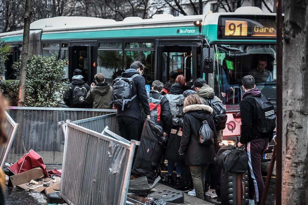 DRAMATIČNO U PARIZU: Demonstranti blokirali parking za autobuse, policija ih rasterala suzavcem!