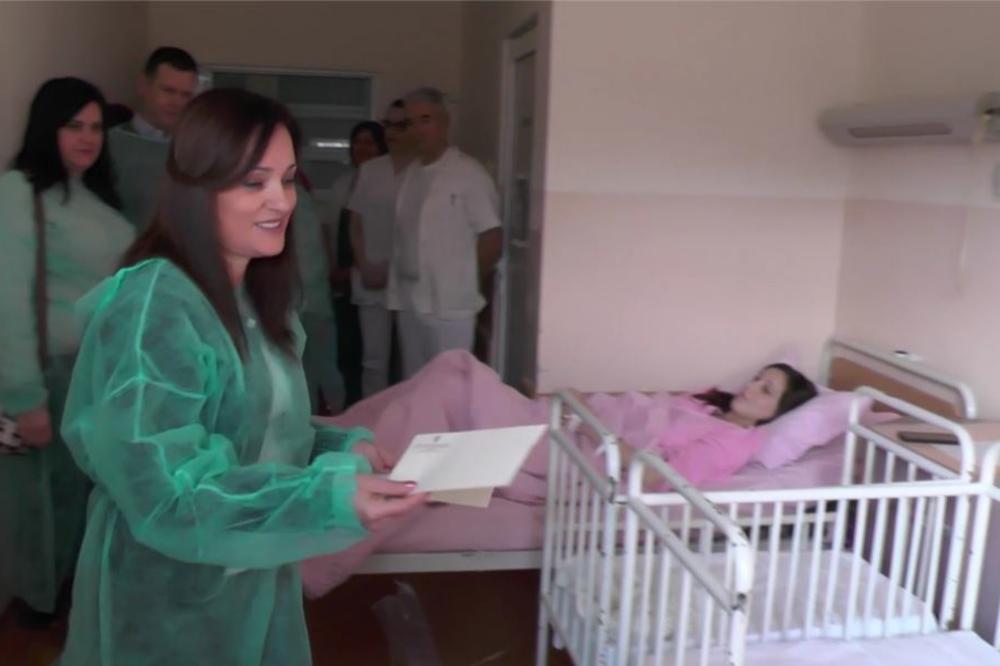 DEČAK PRVA ROĐENA BEBA 2020. U KRUŠEVCU: Majku obišla gradonačelnica, po 200.000 dinara za prve bebe (FOTO)