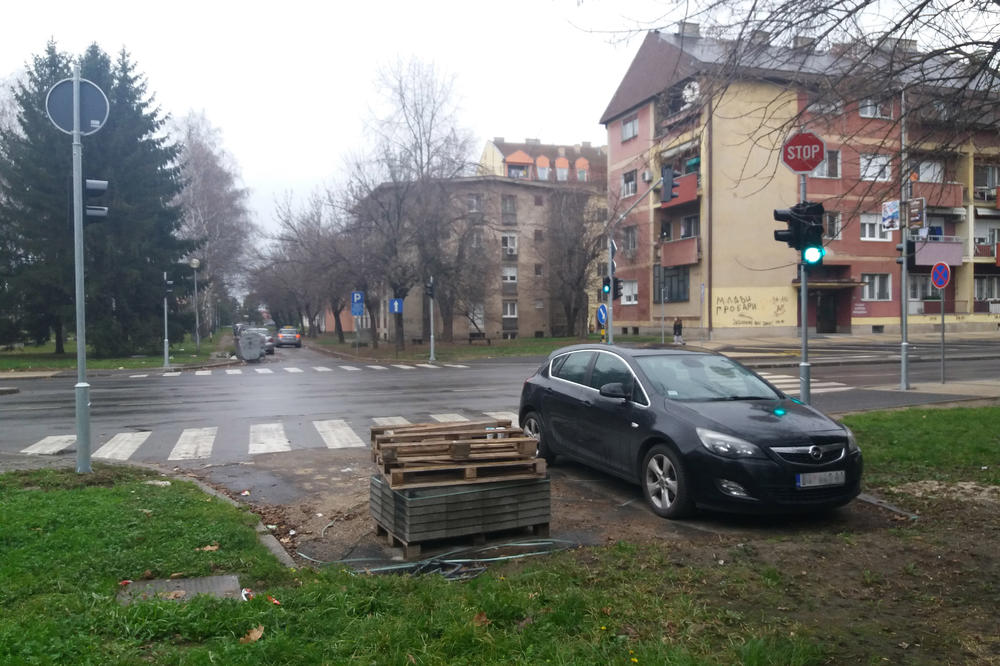 LOZNIČANI ŠOKIRANI: Ovakav semafor ne postoji nigde u Srbiji (FOTO)