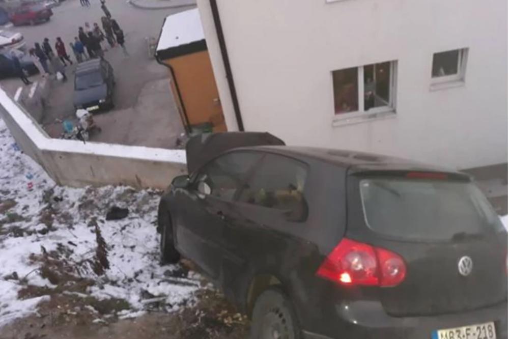 FANTOMSKI AUTO IZAZVAO NESREĆU: Vozilo bez vozača se survalo niz liticu, kuću spasio zid (FOTO)