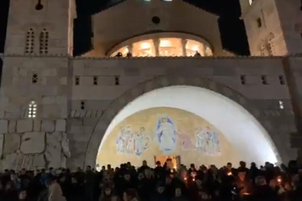 GRMI CRNA GORA! Narod i večeras na nogama: Hram u Podgorici mali da primi sve vernike, slično i u drugim mestima (VIDEO)
