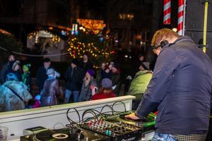 ZAGREVANJE ZA VIKEND DOBROG PROVODA: Vrhunski DJ-evi puštaju muziku na Coca-Cola x New Year's District festivalu