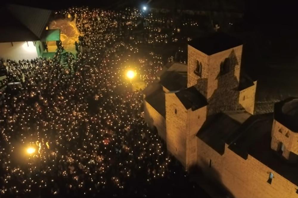 VELIČANSTVENE SCENE MOLEBANA U ĐURĐEVIM STUPOVIMA: Hiljade sveća sija kod Berana za odbranu vere i svetinja SPC!