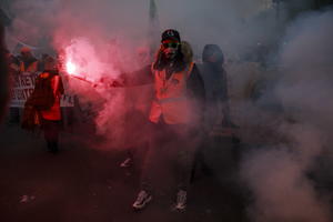 PARIZ SE NE SMIRUJE, SUZAVAC I BAKLJE NA ULICAMA: Protest se nastavlja, ne daju penzije! (FOTO GALERIJA)
