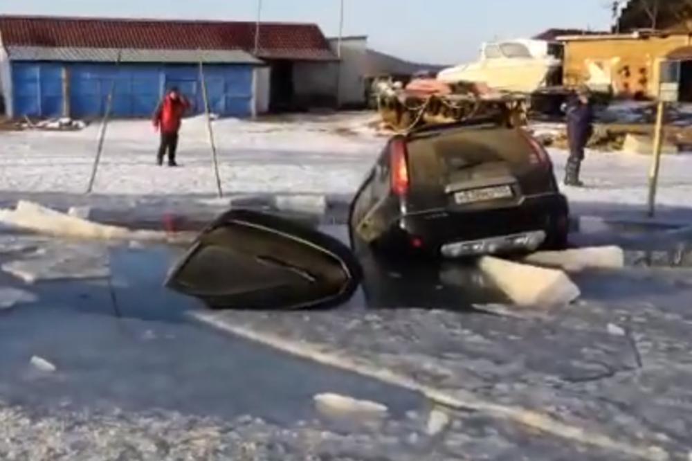 NEVEROVATNI SNIMCI IZ VLADIVOSTOKA: Led se otopio i 45 kola je upalo u zaliv, vlasnici mogli samo da gledaju (VIDEO)