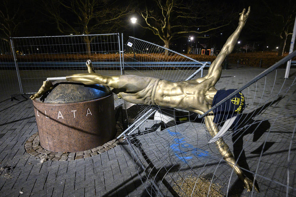 IBRAHIMOVIĆ PAO! Huligani skroz uništili statuu legendarnog fudbalera u Malmeu (FOTO)