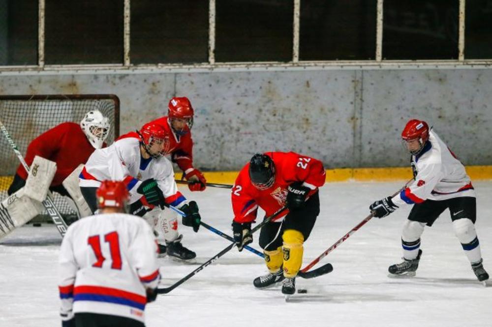CILJ JE OPSTANAK, A ŽELJA MEDALJA: Mladi srpski hokejaši sa Rumunima na startu