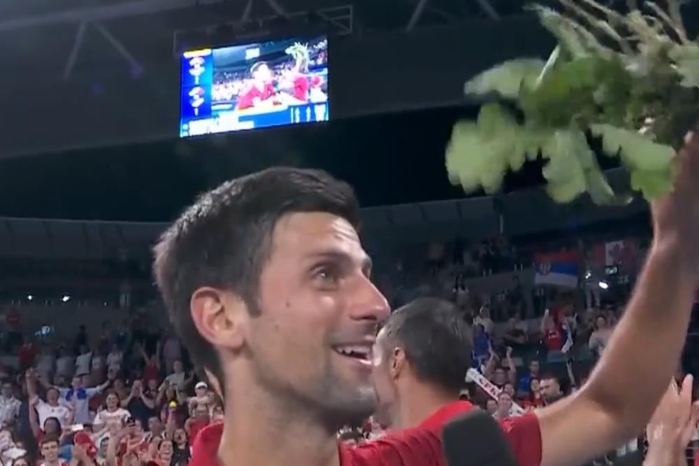 ĐOKOVIĆ SA BADNJAKOM U RUCI POVEO NAVIJANJE: Ja te volim Srbijo! Pogledajte šou srpskih tenisera u Brizbejnu! VIDEO