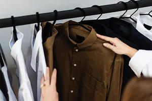 SUPER TRIK KOJI ĆE VAS ODUŠEVITI: Peglajte odeću direktno na vešalici i uštedite vreme!