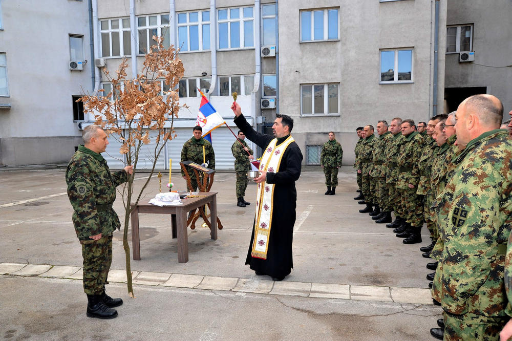 ISPOŠTOVALI TRADICIJU: Pripadnici Ministarstva odbrane i Vojske Srbije obeležili Badnji dan