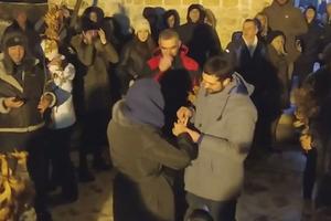PROSIDBA NA BADNJE VEČE: Nikola verio svoju devojku ispred manastira Đurđevi stupovi u Beranama! (VIDEO)