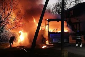 DRAMA U HRVATSKOJ: Izgoreo školski autobus, sva deca evakuisana iz vozila! (FOTO)