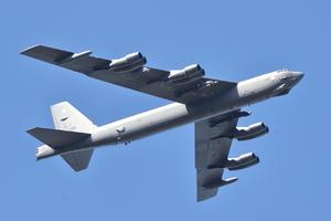 STRATOSFERSKE TVRĐAVE STIGLE U VELIKU BRITANIJU: Da li su četiri bombardera B-52H odgovor na ruske vojne vežbe u Belorusiji?!