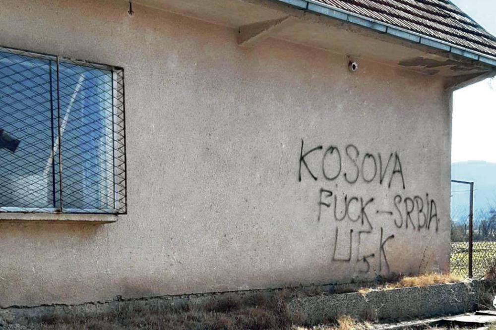 ALBANCI PONOVO SEJU STRAH: Provokacija u Pasjanu osvanuli antisrpski grafiti!