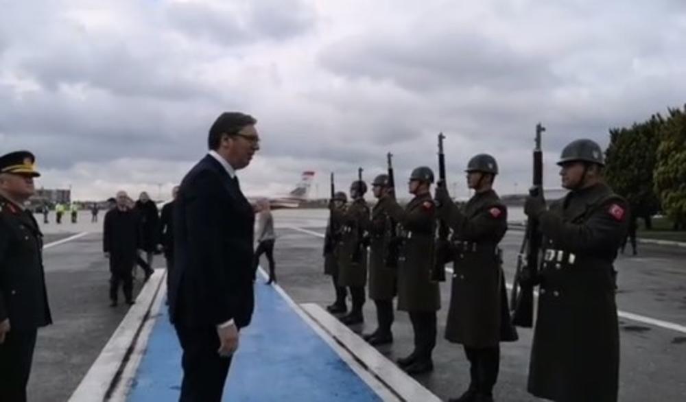 Vučić oduševio Tursku gardu! Predsednik Srbije dočekan svečano u Istanbulu, a ovaj potez je iznenadio sve (video)