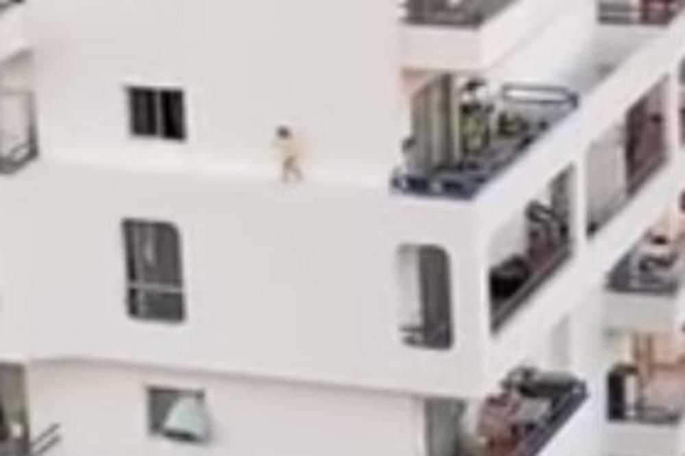 SNIMAK OD KOGA ĆE VAM SE PREVRNUTI STOMAK: Dete se šeta po ivici zgrade na 4. spratu, prolaznici nisu mogli da veruju!