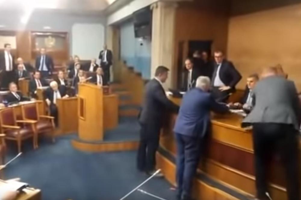 NOVI UDAR NA SRPSKE POSLANIKE: Članovima DF se oduzima 50 odsto od plate (VIDEO)