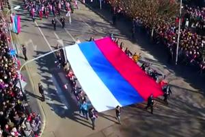 VELIČANSTVEN PRIZOR NA DEFILEU U BANJALUCI: Studenti nose veliku zastavu Republike Srpske! (VIDEO)