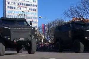 DESPOT I OVE GODINE U CENTRU PAŽNJE: Ovako je izgledao defile oklopnih vozila na Trgu Krajine! (VIDEO)