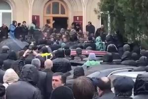 TRAŽI SE OSTAVKA PREDSEDNIKA! Demonstracije u Abhaziji eskalirale: Štrajkači upali u sedište administracije (VIDEO)