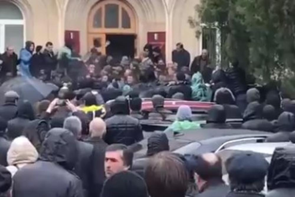 TRAŽI SE OSTAVKA PREDSEDNIKA! Demonstracije u Abhaziji eskalirale: Štrajkači upali u sedište administracije (VIDEO)