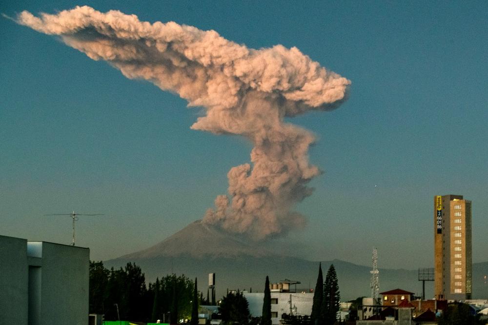 DRAMA U MEKSIKU, ERUPCIJA POPOKATEPETLA: Vulkan izbacivao užareno kamenje, pepeo prekrio 4 grada! (VIDEO)