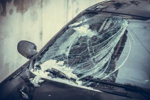 LEDENICA SA ŠTALE PALA NA AUTOMOBIL: Pukla šoferšajbna, povređena žena kod Žitorađe